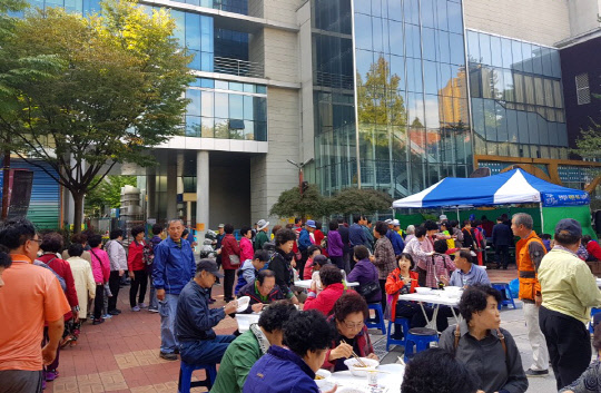 원광디지털대학교(총장 남궁문)가 지난 22일 서울시 구로구 구로아트밸리예술극장에서 개최된 '2017 도림천 빛오름 축제'를 성황리에 마무리했다고 24일 밝혔다. 지난해에 이어 두 번째로 개최된 이번 축제는 지역 어르신들의 교육 복지 증진 및 문화생활 공유를 위한 취지로 마련했다. 자장면 무료나눔 행사 모습. 원광디지털대 제공